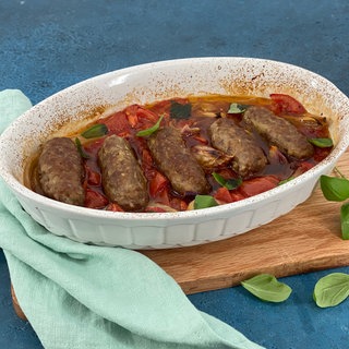 Hackröllchen (Cevapcici) mit Tomatenragout