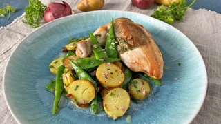 Bratkartoffel-Zuckerschoten-Salat mit gebratener Hähnchenbrust