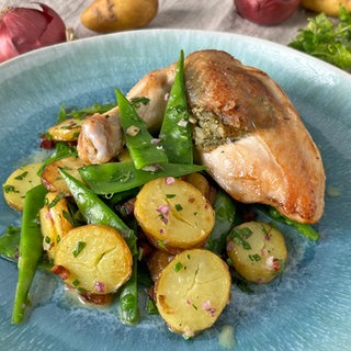 Bratkartoffel-Zuckerschoten-Salat mit gebratener Hähnchenbrust