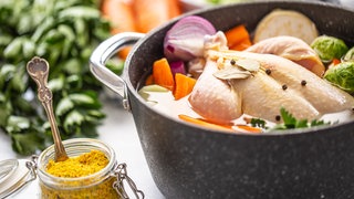 Hühnerbrühe im Topf