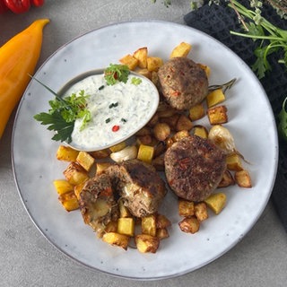 Paprika-Frikadellen mit Käsefüllung und Rosmarinkartoffeln