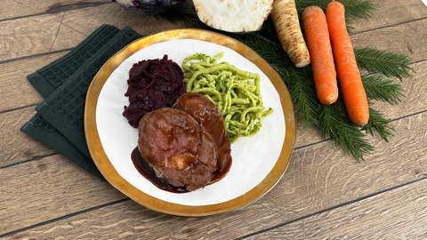 Rehbraten mit karamellisiertem Holunder-Rotkraut und Kräuterspätzle