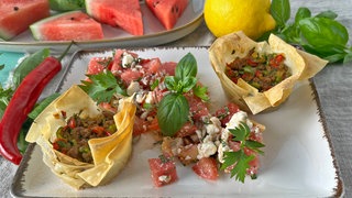 Börek-Muffins mit Hackfleisch und Melonensalat