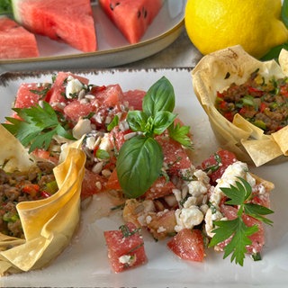 Börek-Muffins mit Hackfleisch und Melonensalat
