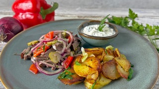 Rindfleischsalat mit Bratkartoffeln und Schnittlauch-Dip