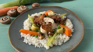 Hühnerfrikassee mit Erbsen, Pilzen und Butterreis