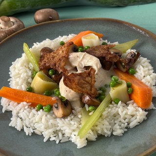 Hühnerfrikassee mit Erbsen, Pilzen und Butterreis