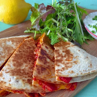 Knusprige Tortillas mit Hähnchen-Kebab Füllung und Joghurt-Dip