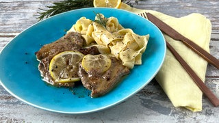 Mini-Rouladen (Involtini) mit Zitronensoße und Nudeln