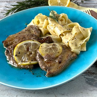 Mini-Rouladen (Involtini) mit Zitronensoße und Nudeln