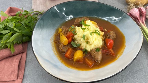 Paprika-Gulasch mit Kartoffelstampf