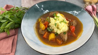 Paprika-Gulasch mit Kartoffelstampf