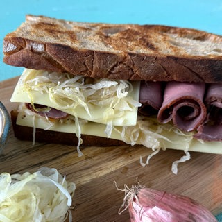 sandwich-mit-roastbeef-und-sauerkraut-reuben