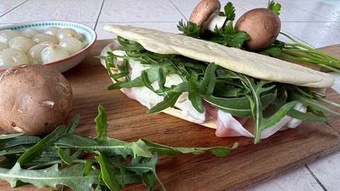 Teigfladen (Piadine) mit Schinken und Champignon-Mayonnaise