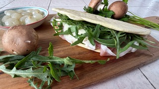 Teigfladen (Piadine) mit Schinken und Champignon-Mayonnaise