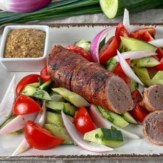 Wildschwein-Bratwürstchen mit Gurken-Tomatensalat und Biersenf