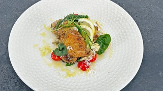 Rosmarin-Zitronen-Hähnchenkeule mit Fenchel-Ofengemüse und mariniertem Spinat