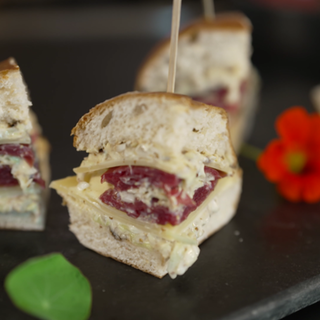Burger-Spieße mit Rinderschinken, Bergkäse und Spitzkraut