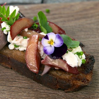 Roggenbrotstulle süß-sauer mit Rhabarber und Rehfilet