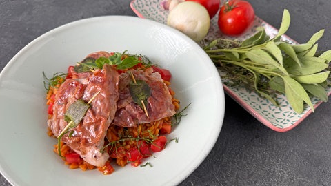 Schnitzel mit Salbei und Schinken (Saltimbocca) mit Tomatenreis