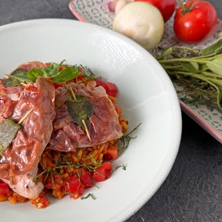 Schnitzel mit Salbei und Schinken (Saltimbocca) mit Tomatenreis
