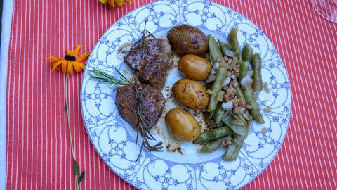 Angerichtet: Filet vom Hinterwälder Rind mit grünen Bohnen und Salzkartoffeln