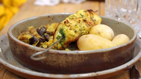 Pinchitos a la Mama, Papas arrugadas, Aioli, Mojo Rojo, Mojo verde, Berejenas frittas im Topf