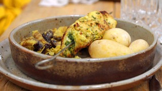 Pinchitos a la Mama, Papas arrugadas, Aioli, Mojo Rojo, Mojo verde, Berejenas frittas im Topf