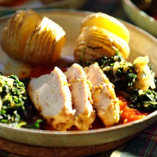 Fächerkartoffel mit Brennesselgemüse, Tomatensauce und Hühnerbrust in einer Schüssel