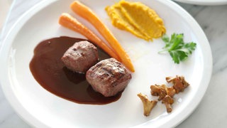 Lamm vom Grill mit Lavendeljus, Kürbispüree und Karottengemüse