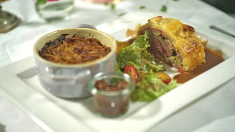 Rehrücken a la Wellington, Döppekooche, Pflaumenchutney