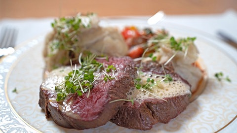 Pochiertes Büffelfilet mit Knoblauchschaum, 