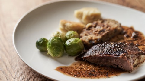 Weihnachtsgans mit Kartoffelnocken oder Grumbeer-Knepfle und Rosenkohl