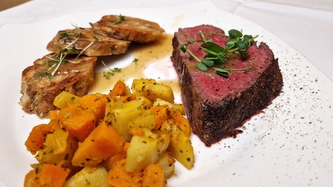 Geräuchertes Rinderfilet mit Verjus-Sauce, gebratene Serviettenknödel und Kürbis-Pastinaken-Gemüse