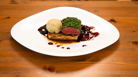 Nadine Webers Rehrücken mit  eingelegten Pfefferkirschen, Spitzkohlköpfchen und gebratener Semmelschnitte 