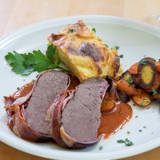 Petras Gericht: Straußenfiletbraten mit Kartoffelgratin und Karottenscheible 