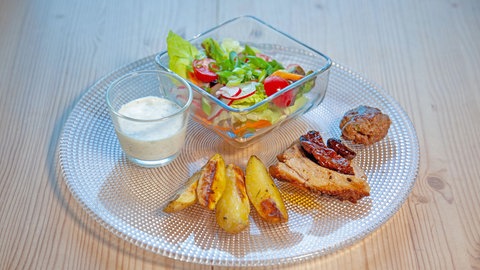 Zweierlei vom Lamm, Kartoffelspalten und Sommersalat