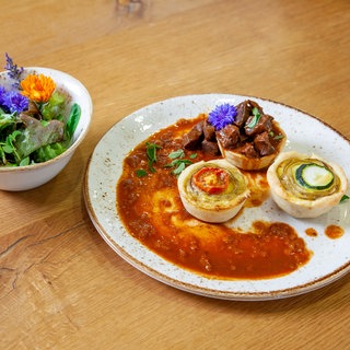 Stephanie Fröhlichs Ragout vom Rinderherz mit Kartoffeltartes und Wildkräutersalat 