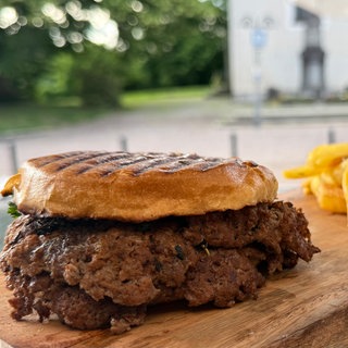 Smashburger mit Pommes und Soßen