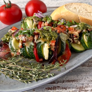 Gefüllte Zucchini (Hasselback) mit Tomaten und Käse