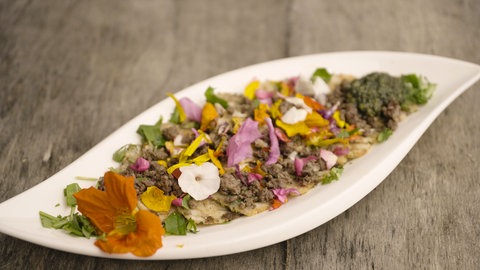 Knödel-Carpaccio mit Hackfleisch vom Yak
