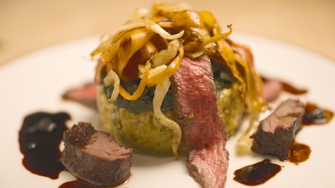 Kurzgebratenes vom Yak mit Vogelbeer-Balsamico, Fenchel und Julienne-Möhrenspalten, dazu Guter-Heinrich-Gersten-Orzotto mit Brennnesselspinat