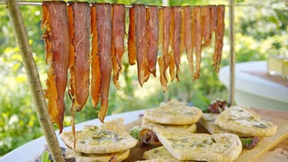 Fladen mit Winterhecken-Zwiebeln (sogenannte Schnattern-Blätzle) und Rauchfleisch vom Rind