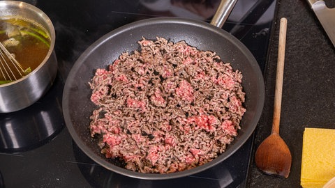 Mairübchen-Hackfleisch-Gratin: Hackfleisch in einer Pfanne  anbraten 
