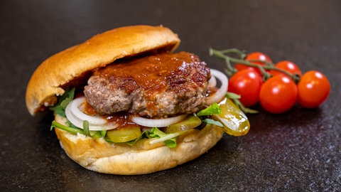 Rezept für Burger Patties: Der fertige Hamburger mit Gürkchen und Ketchup.