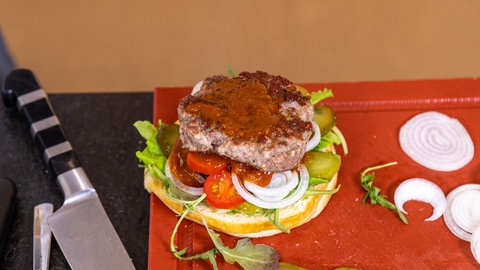 Rezept für Burger Patties: Den Hamburger nach Belieben belegen.