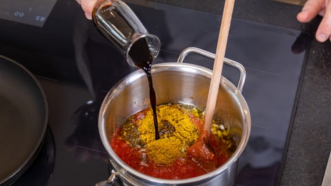 Rezept für Burger Patties: Zubereitung des Gewürz-Ketchups in einem Topf auf dem Herd.