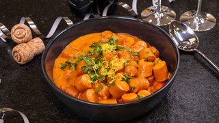 Lecker und unkompliziert an Silvester – Rezept für Würstchengulasch: Das fertige Würstchengulasch in einem Topf