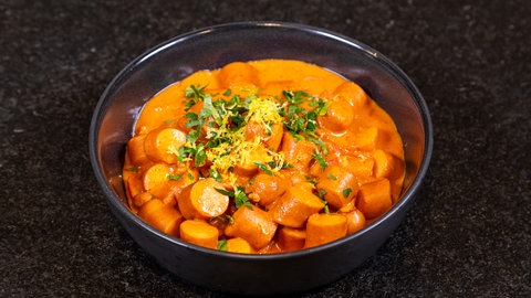 Lecker und unkompliziert an Silvester – Rezept für Würstchengulasch: Das fertige Würstchengulasch in einem Kochtopf