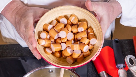 Lecker und unkompliziert an Silvester – Rezept für Würstchengulasch: Die Würstchen klein geschnitten in einer Schale
